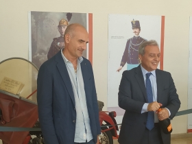 Il neo Direttore regionale dei Vigili del Fuoro Puglia, l'ingegnere Franculli a sinistra. Il predecessore, l'ingegnere Michele De Vincentis a destra. Il neo Direttore regionale dei Vigili del Fuoro Puglia, l'ingegnere Franculli a sinistra. Il predecessore, l'ingegnere Michele De Vincentis a destra.